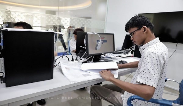 Menristekdikti Luncurkan Teknologi Ramah Tunanetra Bagi Peserta UTBK